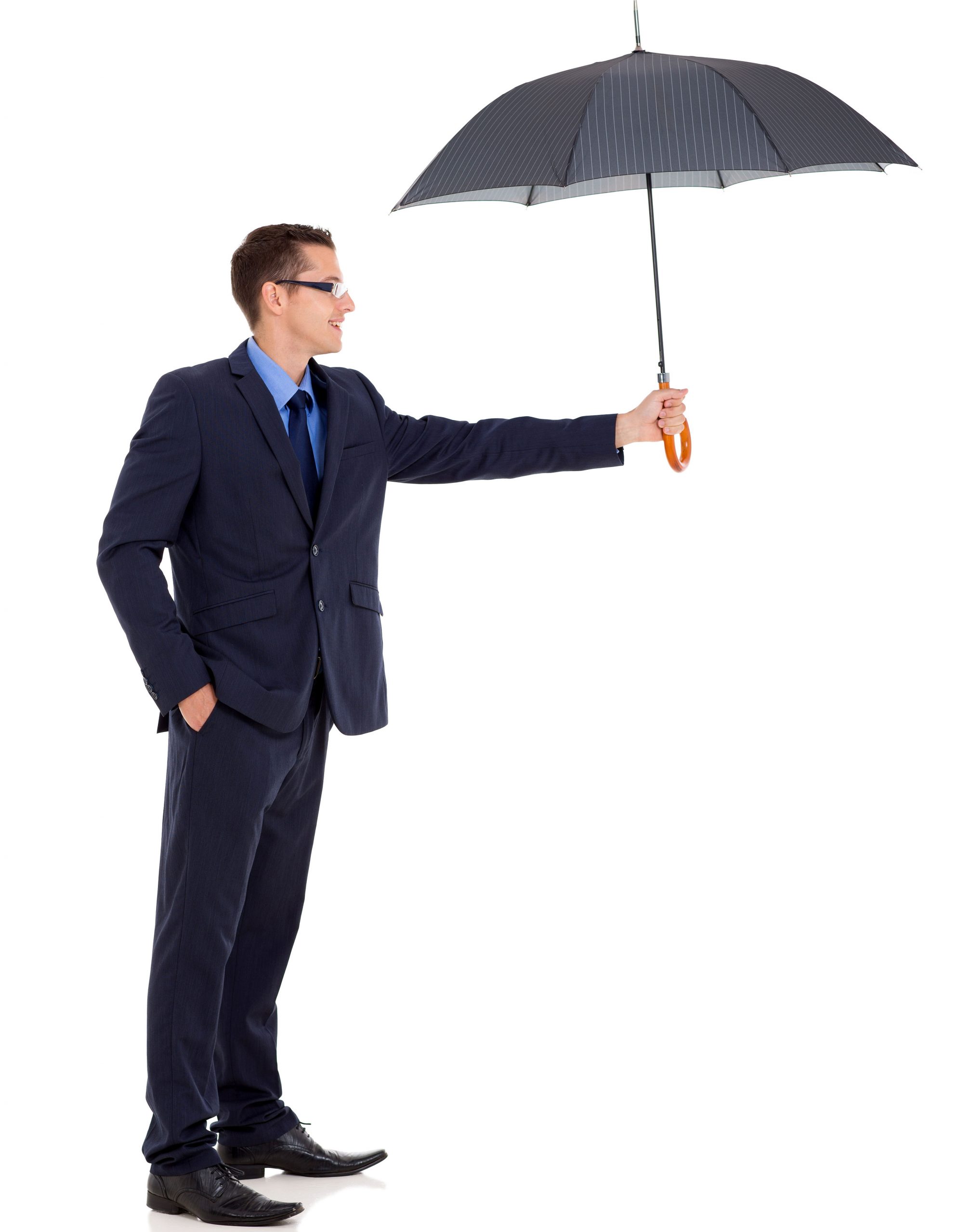 homme en costumer tendant un parapluie